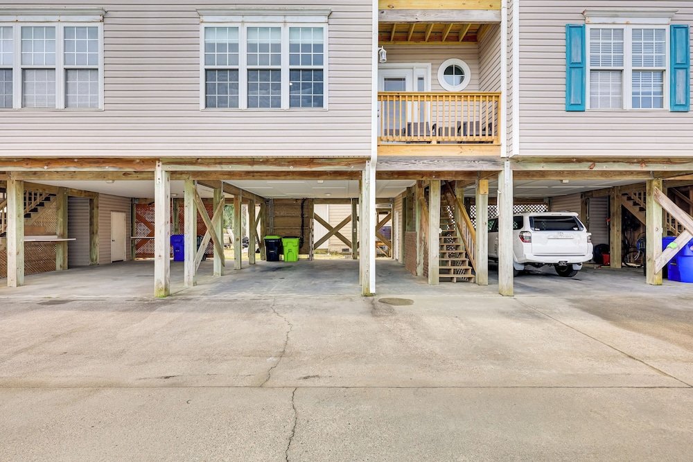 Walk to Ocean: Carolina Beach Condo w/ 2 Balconies