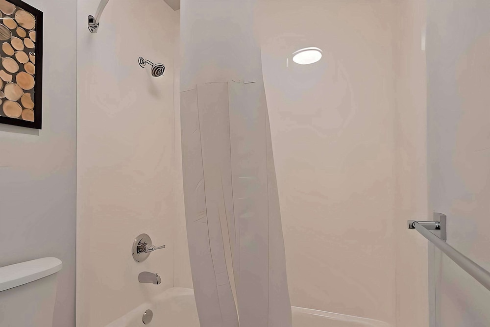 Hayward Vacations - Comfort Inn - Property Image 5