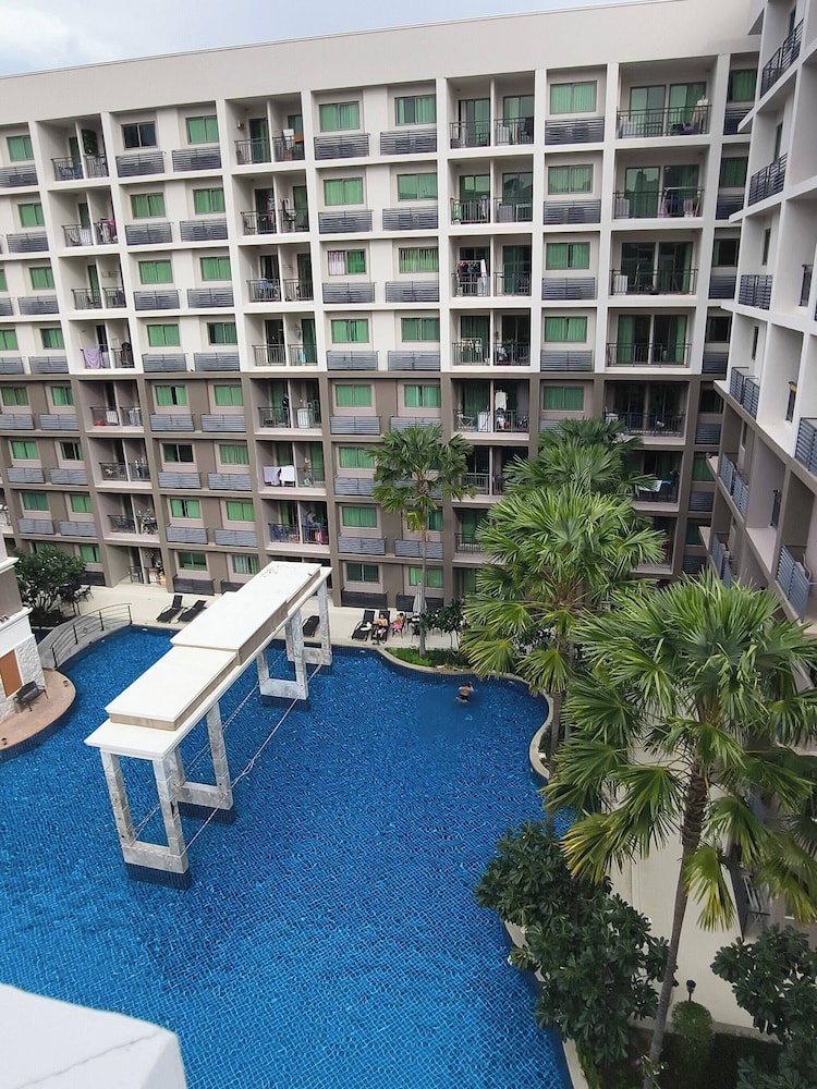 Luxurious Pattaya Apartment With Pool Access
