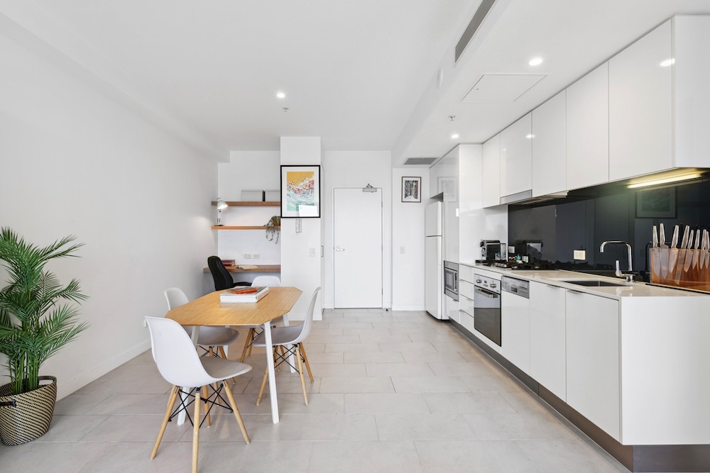 Contemporary 1-bed With Pool Near Brisbane River
