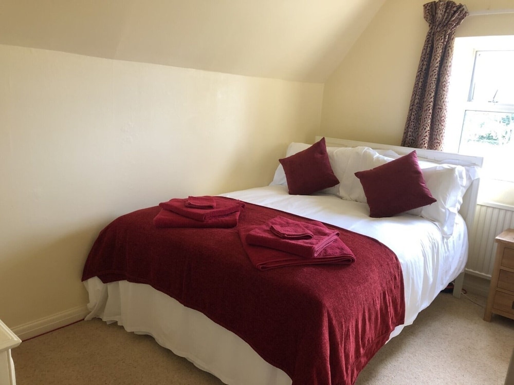 Beautiful 3 Bedroomed Cotswolds Farmhouse view 5