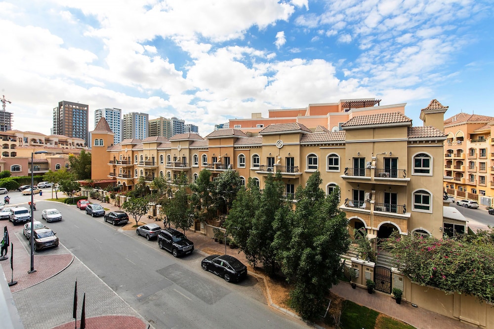 Wonderful 1BR in Binghatti Crescent