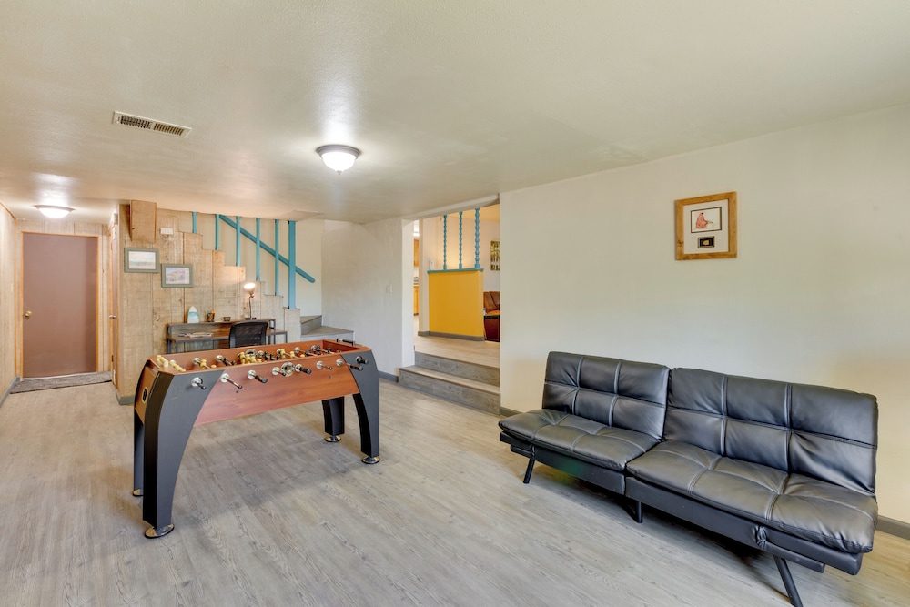 Valdez Home w/ Mountain Views, 11 Mi to Skiing!