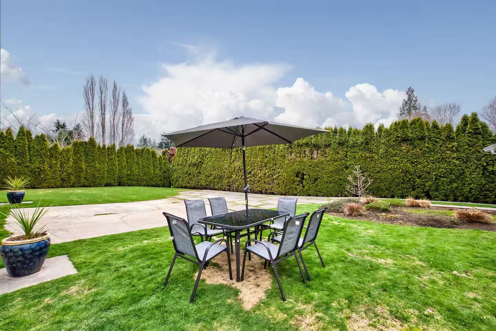 Joyful Kirkland Home, Near Beach, Hot Tub & AC