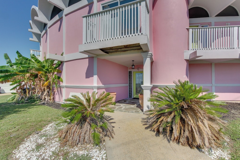 Walk to Beach: Unique Family Gem in Pass Christian