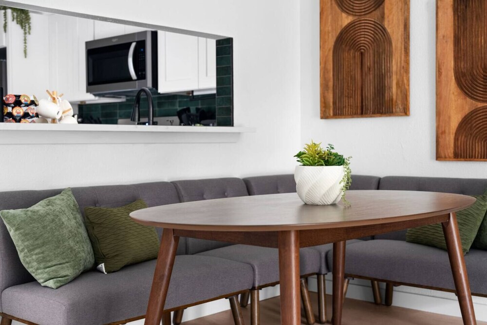 Fast Wifi Desks SoCo DT Zilker -Pet