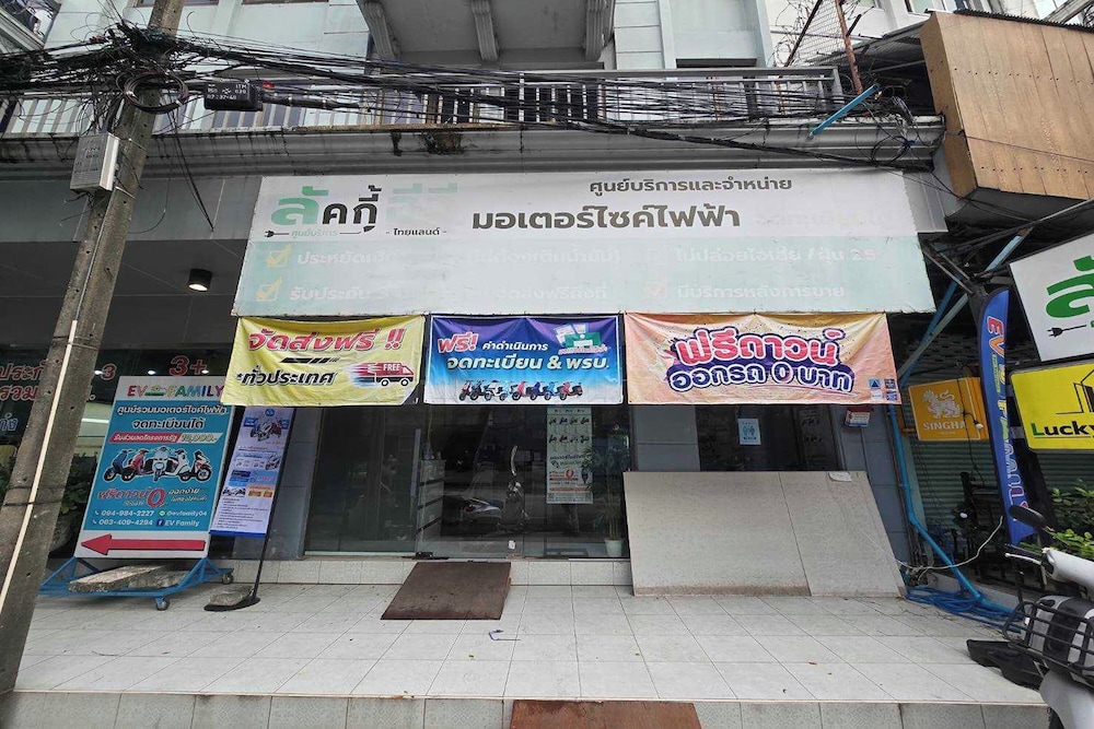 Sukhum Huai Khwang Guest House