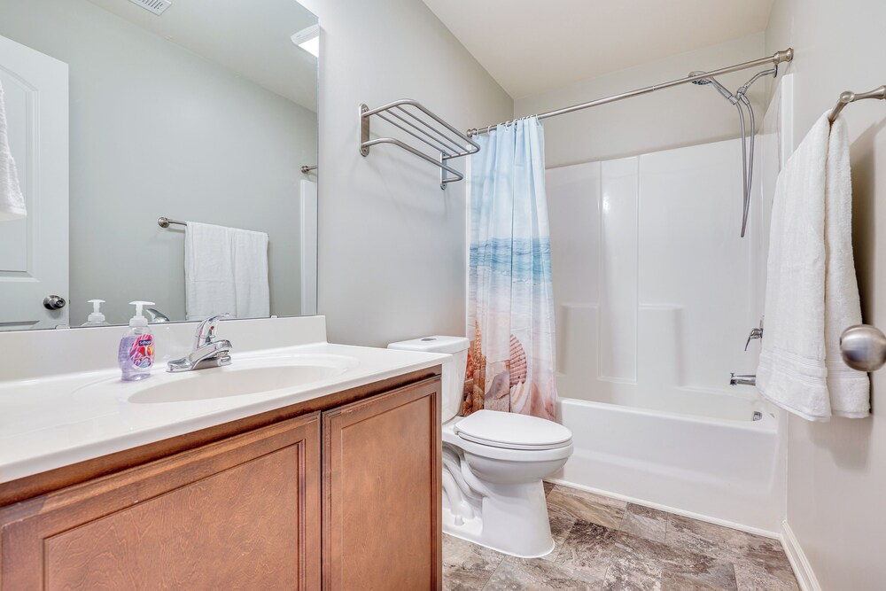 1 Mi to Ocean: Modern Carolina Beach Townhome