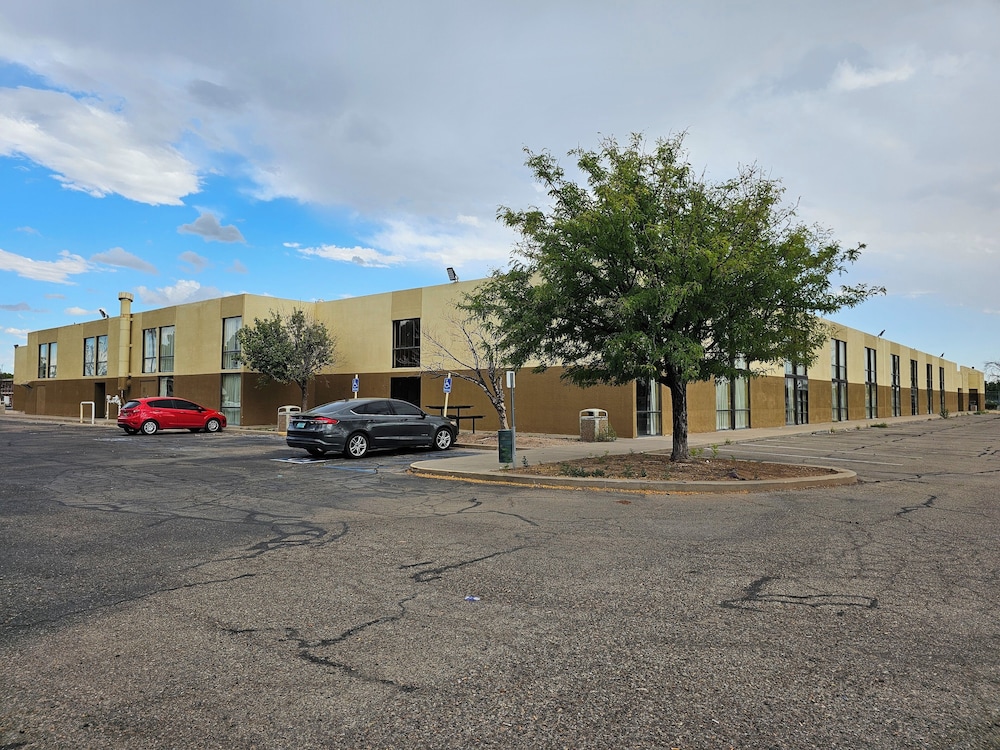 Roswell Vacations - Clarion Inn  Suites - Property Image 4