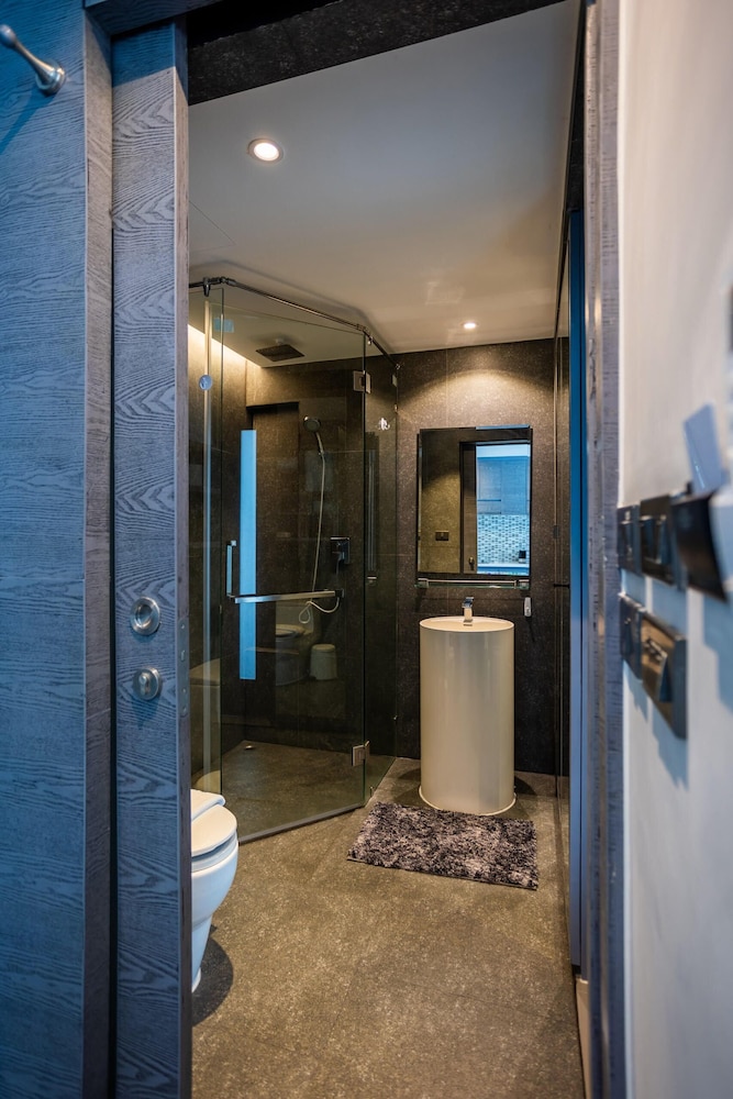 Condo Near Beach Rooftop Pool C252