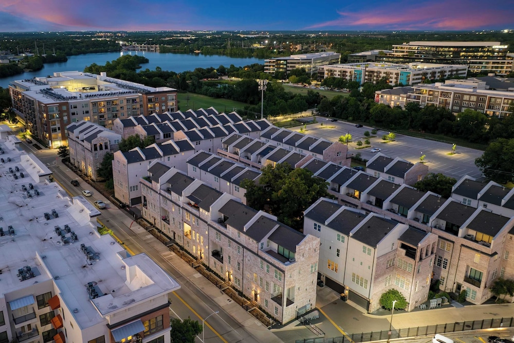 Town Lake Townhouse Hot Tub, Game Room & Skyline Views