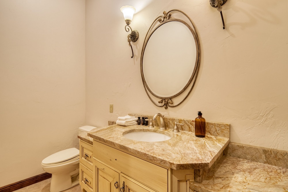 High Meadow by Avantstay Alpine Views w Indoor Pool Hot Tub Open Floor Plan