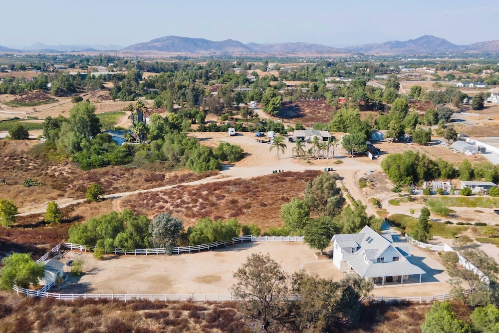 Wine Country Retreat Gorgeous Views, Minutes to Wineries