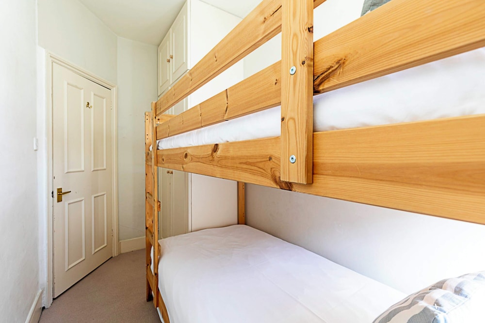 Cosy Flat in Battersea Park view 4