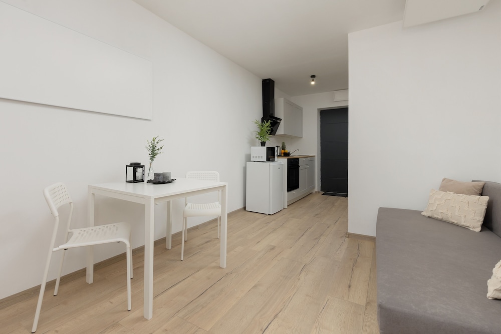 White Studio in City Center by Renters view 4