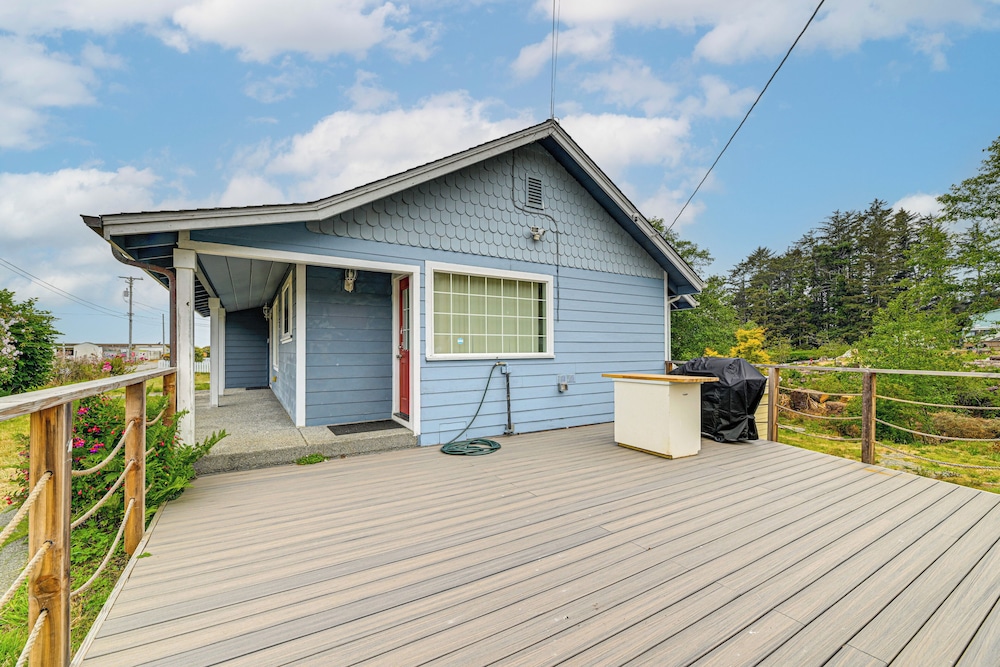 Walk to Beach: Cozy Home w/ Deck in Smith River!