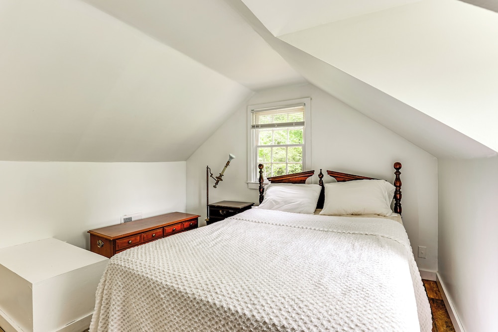 Near Shops & Parks: Dog-friendly Maryland Gem