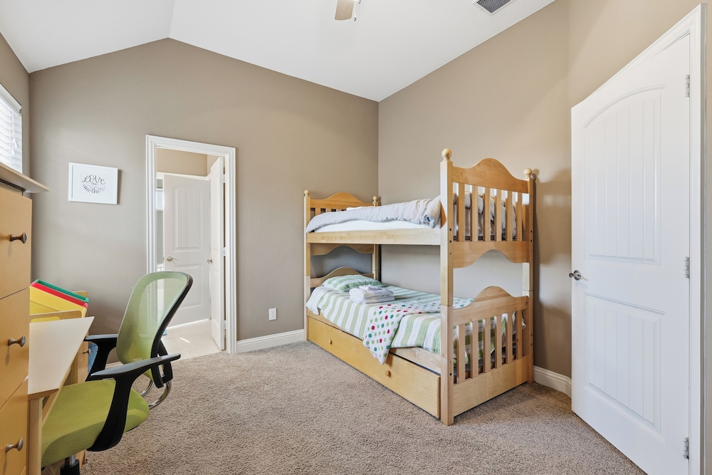 Spacious Cozy 4B Home in Frisco