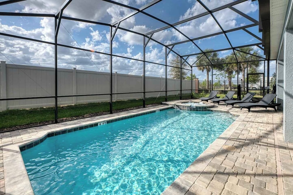 Spacious 9-bedroom Orlando vacation home
