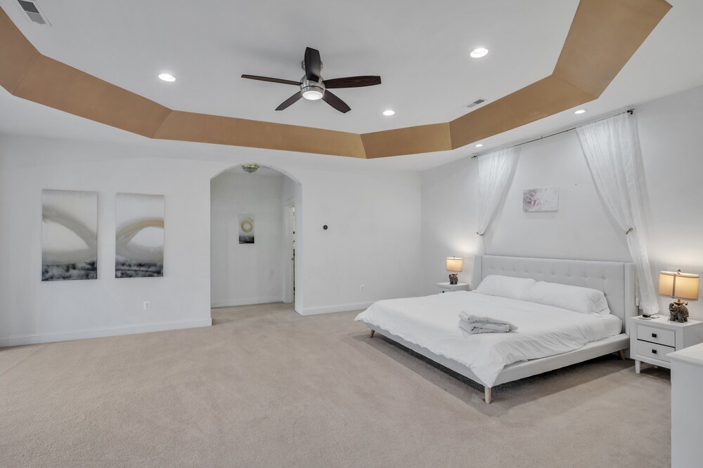 Bull Run Estate: Luxury Retreat W/ Scenic Views 6 Bedroom Home by RedAwning view 2