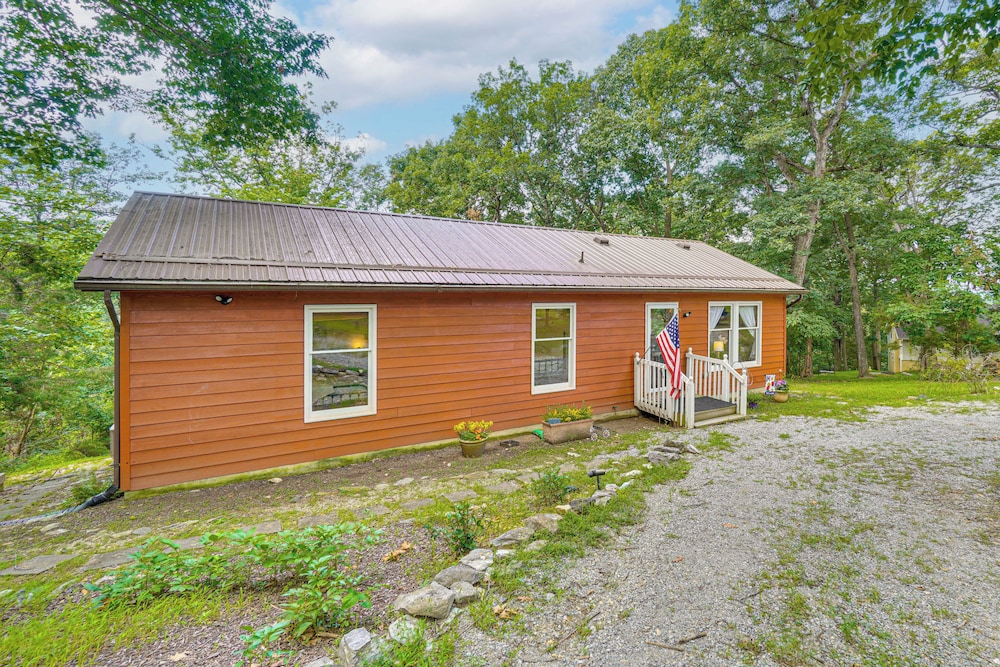 5 Mi to Harpers Ferry Nhp: Quiet Home w/ Deck