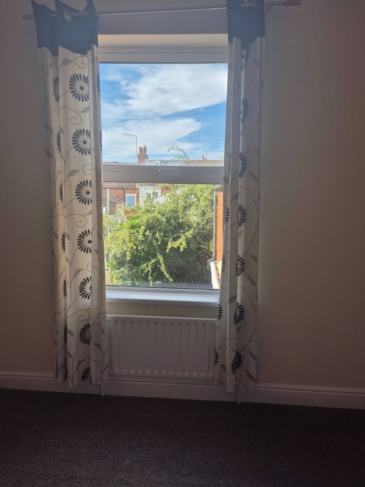 Spacious Large 4BR Home Train Station University