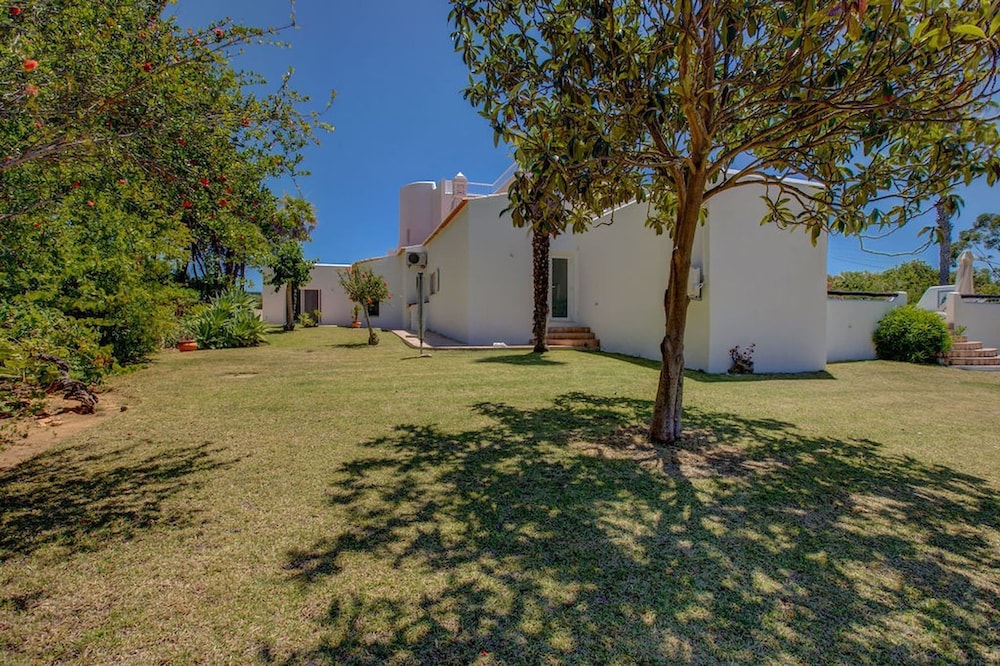 Casa Ninho Spacious 5 Bedroom Villa in an Enviab