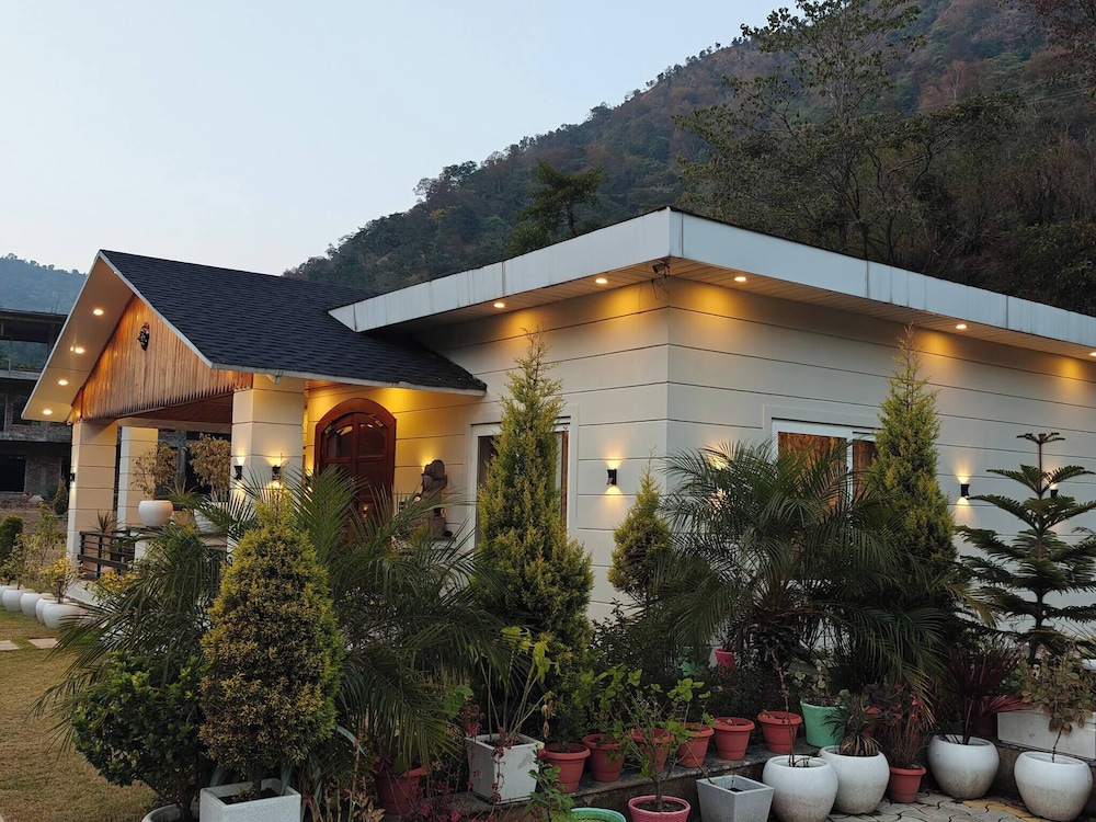 The Paradise - Luxury 3BR Villa Near the Airport in Dehradun