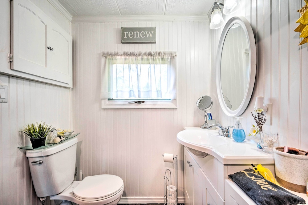 Vibrant Putney Cabin w/ Fire Pit: Hike & Ski!