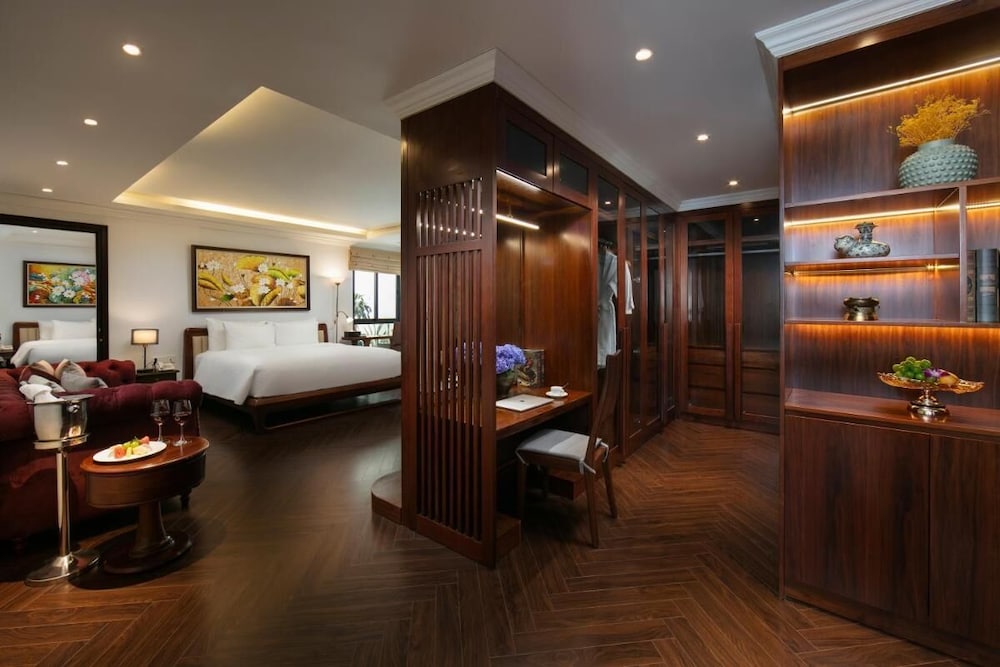 MAY DE Ville Crown Hotel 1