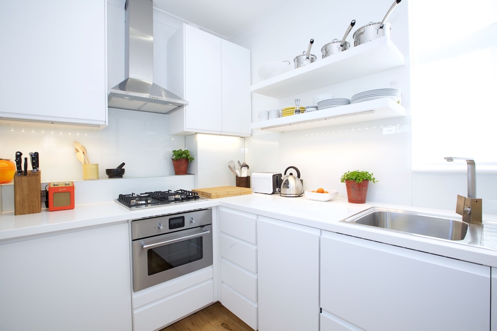 JOIVY English Retro 2BR Apt Near Battersea Park