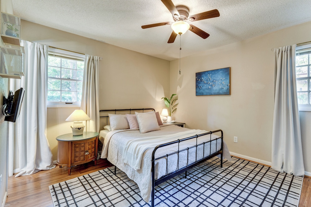 2 Mi to Beach, Near Airport: Heart of Fort Walton