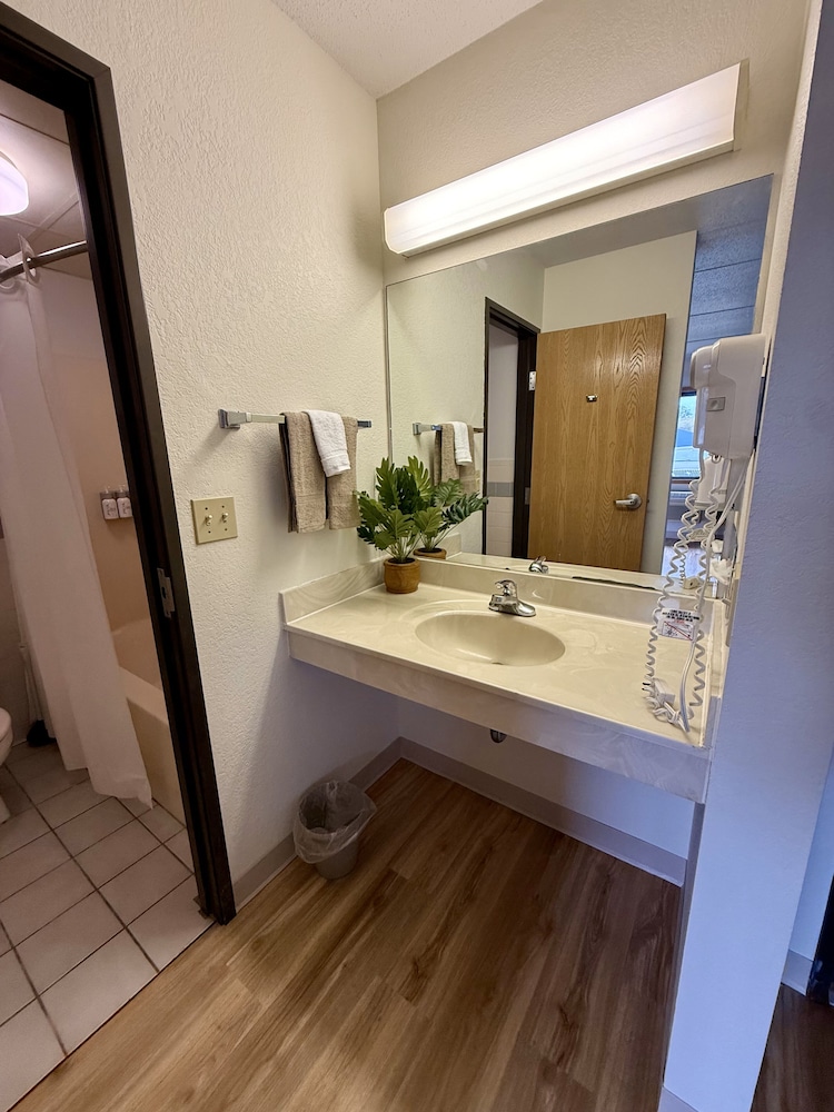 Hygge Inn & Suites