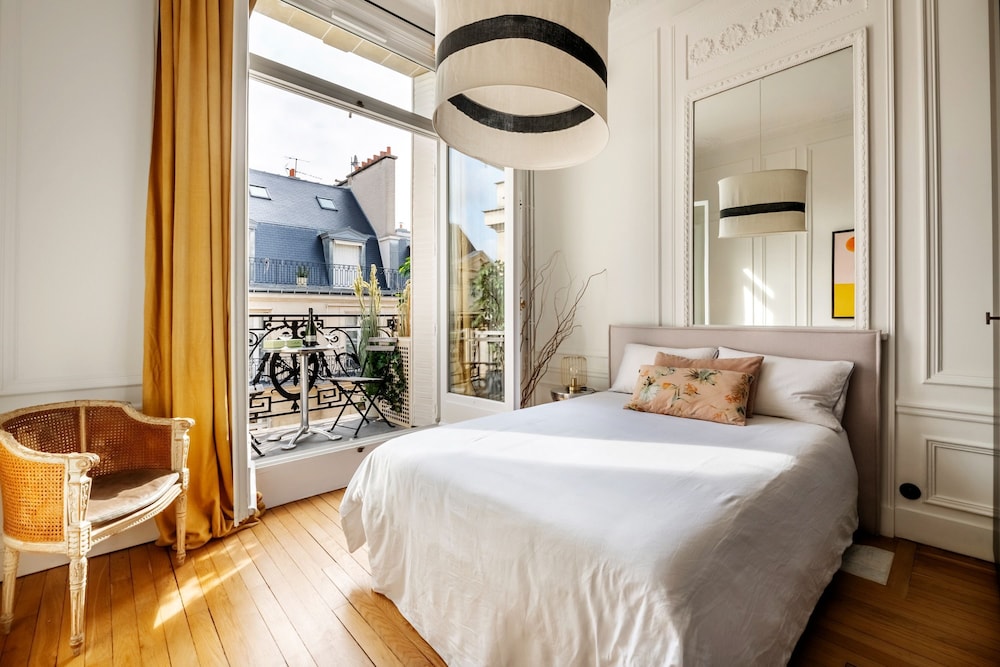 Prestigious Apartment Near the Trocadero