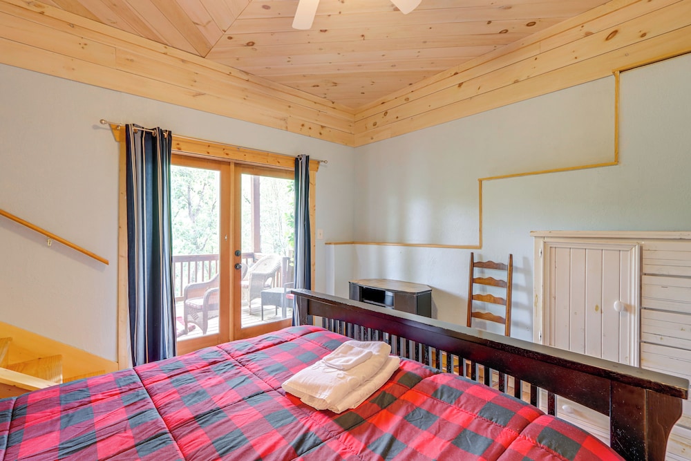 Pet-friendly Resort Cabin 5 Mi to Dtwn Ellijay!
