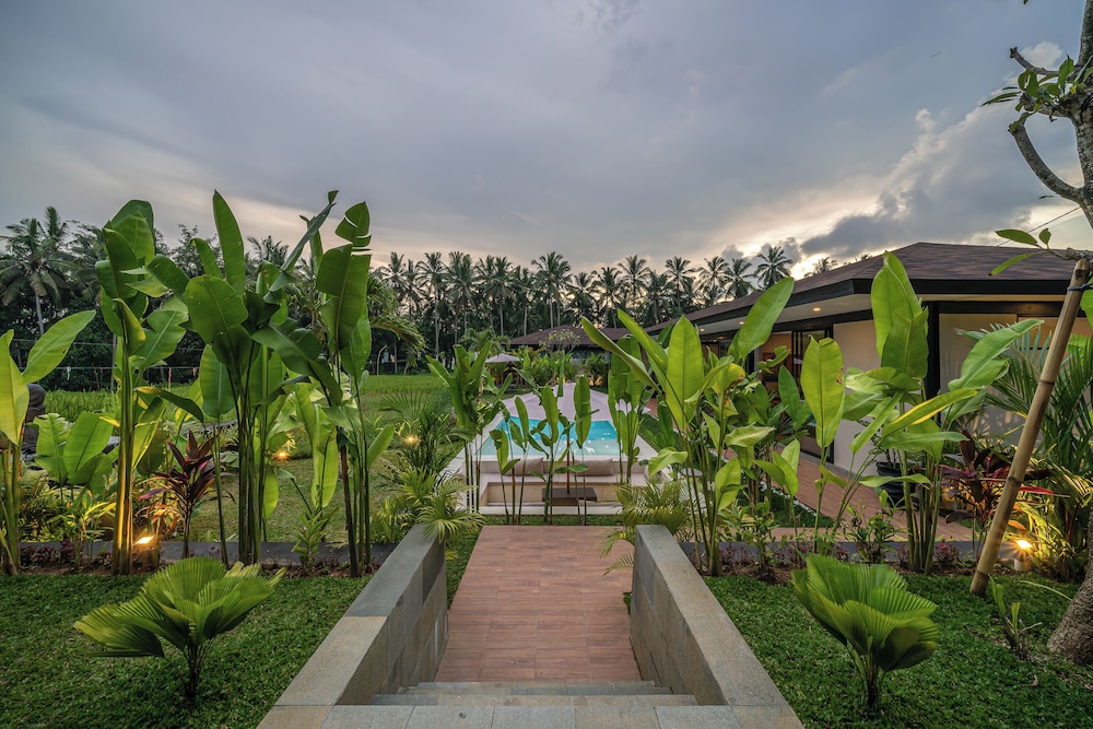 Xanadu - 5BR Ubud Designer Villa, Pool with Rice Fields Views