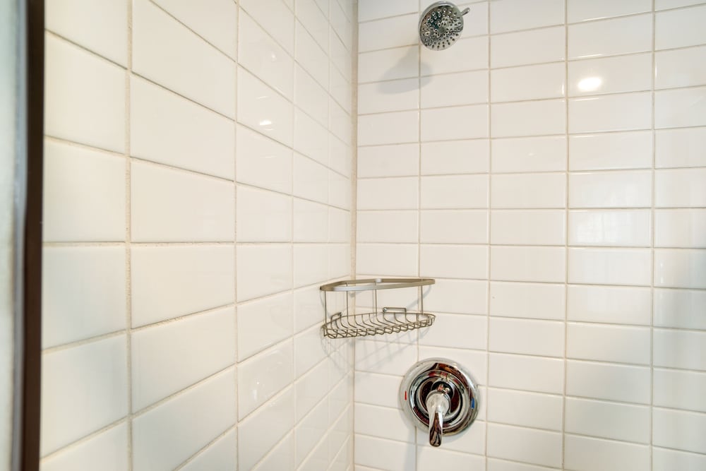 Hot Tub & Kayaks: Dog-friendly House in Yarmouth