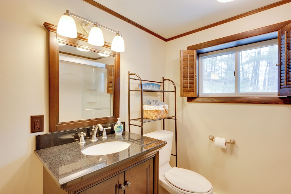 Hike & Ski: Cabin w/ Fireplace in Franconia!