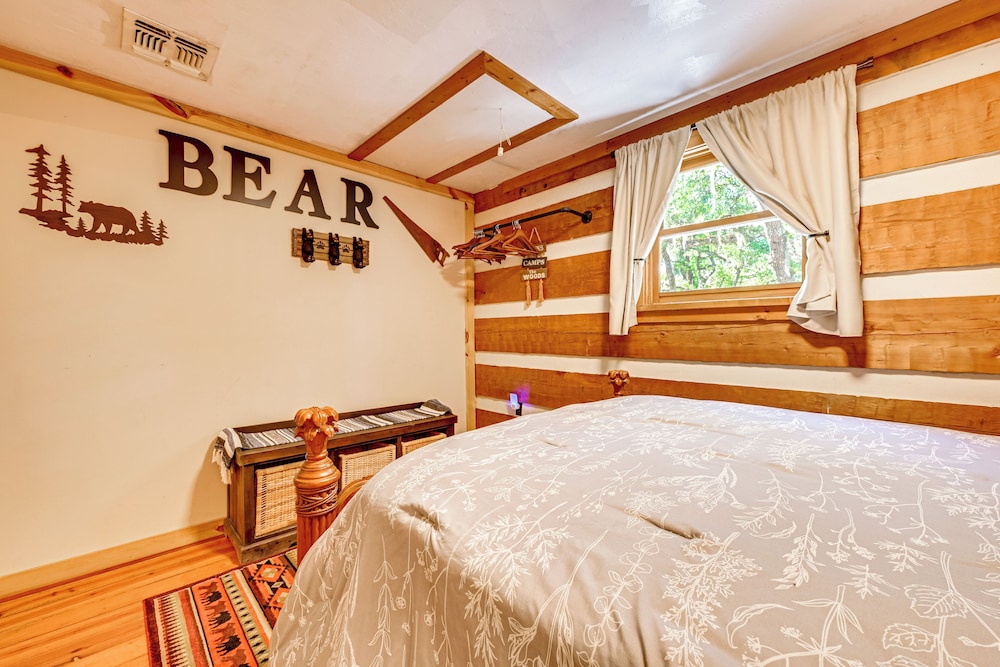 Spacious Sebring Family Cabin w/ Fun Barn + Yard!