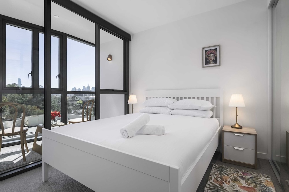 Bright South Yarra Flat With Balcony