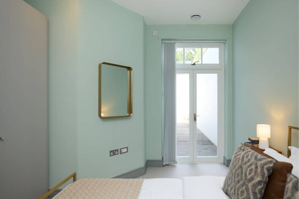 The Putney Hideaway - Modern and Elegant 3bdr Flat With Patio