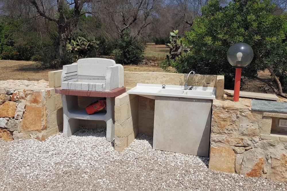 Villa Pescoluse With Pool and Sea View