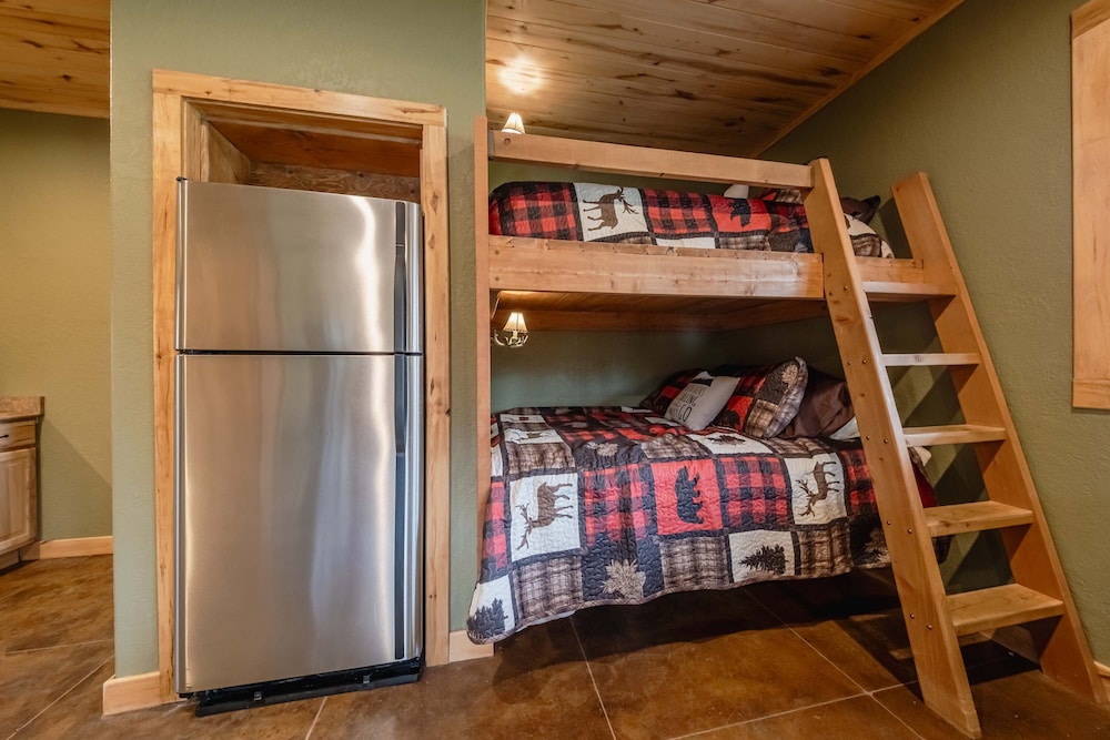 Flathead River Retreat For 15!
