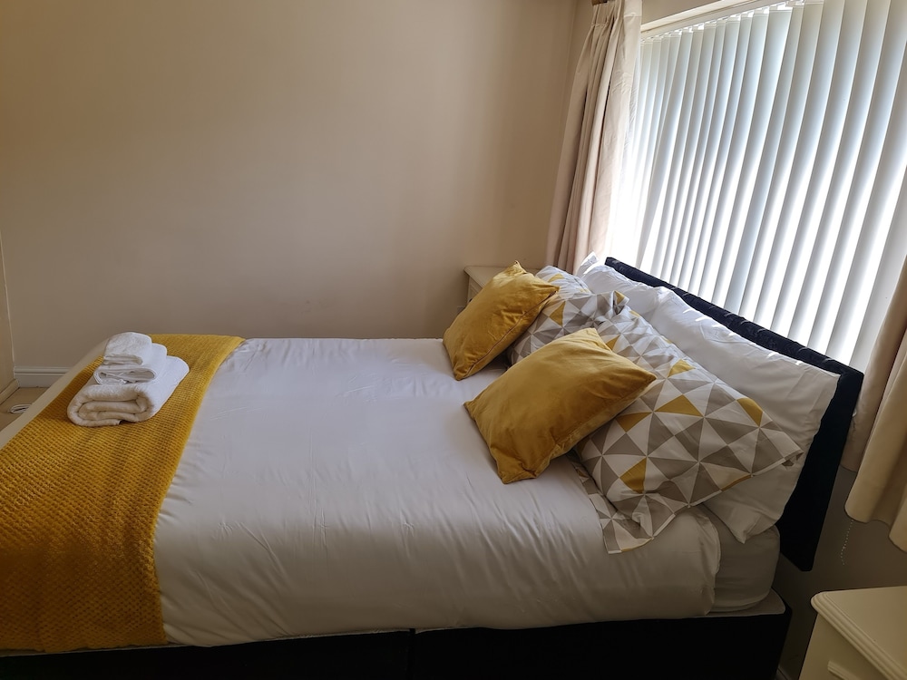 Stunning 4-bed House in Walsall view 2