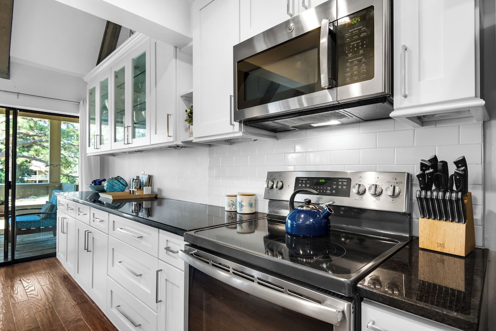 Sleeps 8 w/ Resort Pools, Tennis, Golf & Beach Access + Attraction Tickets!