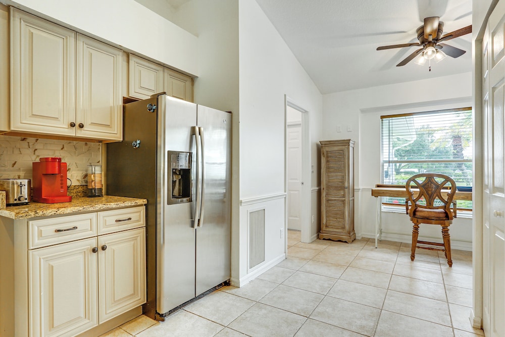 5 Mi to Naples Beach - Getaway w/ Screened Lanai!
