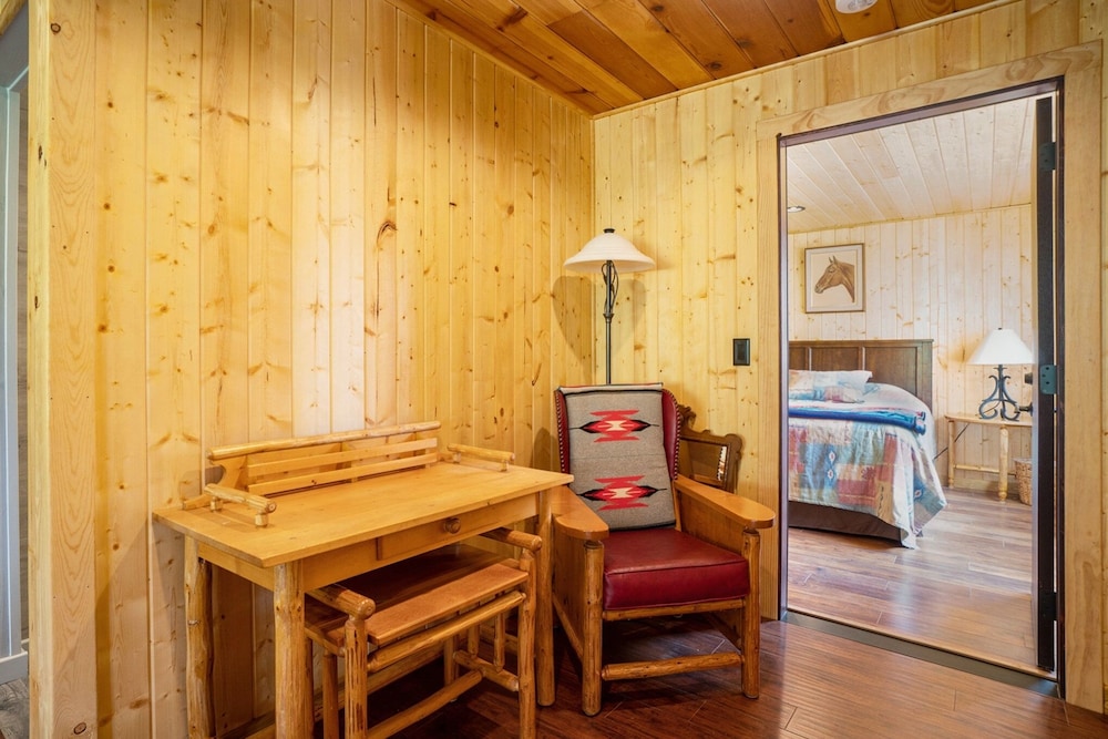 Frontier Mountain Retreat - Monthly Long-term Vacation Rental 30 Days Minimum -- Estes Park 1 Bedroom Apts by RedAwning - Property Image 22