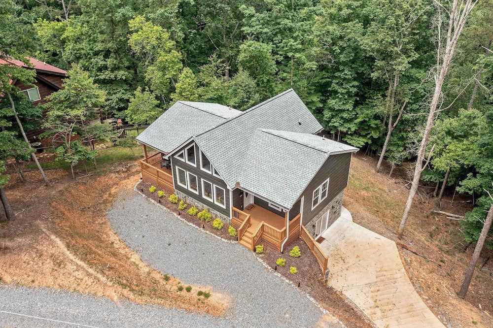 New Listing - Luxurious Mountain Home for 8 With Amenities