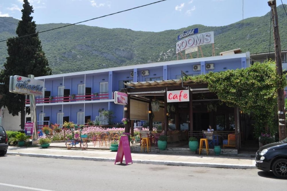 Okeania Seafront Rooms in Kamena Vourla