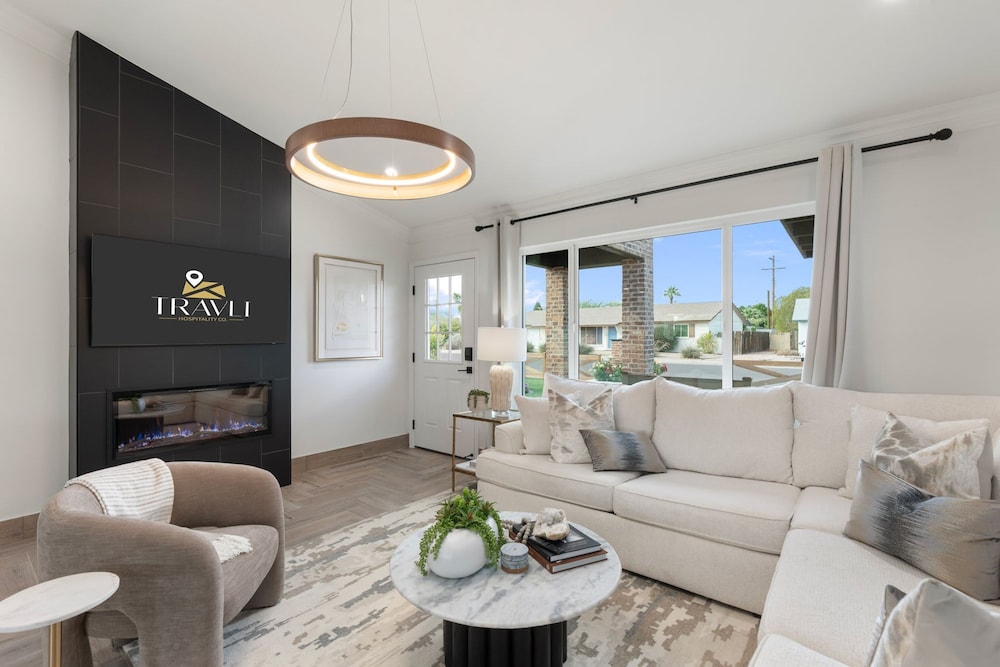 NEW The Hensley on Hubbell Designer Oasis w Pool